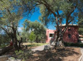 La Casa Rossa: Agios Nikitas şehrinde bir otel
