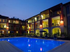 Residence Maroadi, hotel i Nago-Torbole