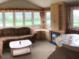 Yeovil Accomodation Business & Pleasure, 2 dble Bedrooms, Bathroom en-suite, Kitchen, Lounge, Diner, Garden, 365 acres Forest & Streams, Workers huts available with lrge Van parking, parkolóval rendelkező hotel Montacute-ban