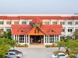 Silayok Grand Hotel, hotel in Tak