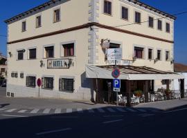 Hotel Carvajal – hotel w mieście Torrejón el Rubio