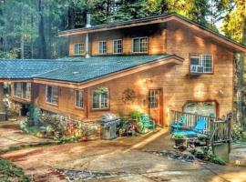 A Lovely Cabin House at Way Woods Retreat with Outdoor Hot Tub! - By Sacred Hub MGMT، بيت عطلات في Foresthill
