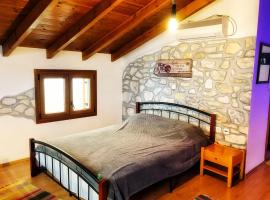 Romantic maisonette in the heart of Pythagoreio LH door, hotel di Pythagoreio