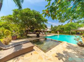 Villa Segara Murti - Stylish Beachfront Villa!, hotel a Banjar