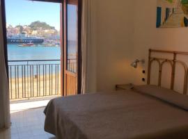 VisitPonza - Le Stanze Sulla Spiaggia, hotelli kohteessa Ponza