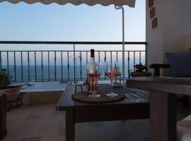 Apartment with marina view: Selanik, Nautical Club of Thessaloniki yakınında bir otel