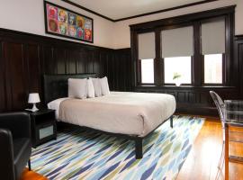 A Stylish Stay w/ a Queen Bed, Heated Floors.. #17, habitación en casa particular en Brookline