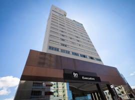 Tri Hotel Executive Brusque، فندق في بروسك