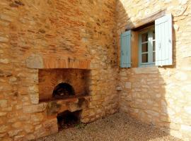 Peaceful Holiday Home in Thiviers with Private Pool, hotel in Thiviers