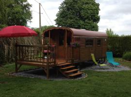 Roulotte du Petit Bois, holiday rental in Theillement