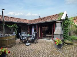 Cozy holiday home with a hot tub, hotel with jacuzzis in Musselkanaal