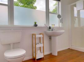 Sunny & Cozy Home near Western Springs, khách sạn ở Auckland