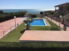 Apartamento frente al mar, hotel com piscinas em Les Cases d'Alcanar