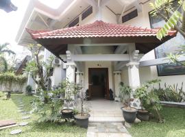 RedDoorz Syariah near Gelora Delta Sidoarjo, vakantiewoning in Sidoarjo