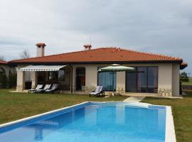 Private Villa 102 in BlackSeaRama, cottage à Balchik