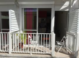 COSY Tamarins 2 plage à quelques mètres à pied, hotel in Sainte-Anne