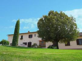 Spacious Farmhouse in Pienza with Swimming Pool, khách sạn ở Contignano