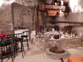 maison troglodyte, отель в городе Pocé-sur-Cisse