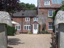 Stunning 3 bedroom self catering cottage near Stonehenge, Salisbury, Avebury and Bath All bedrooms ensuite, hotel sa Pewsey