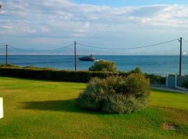 Beautiful house by the sea,Loutraki Skaloma., hotell Loutrakis