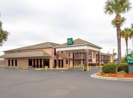 Quality Inn & Suites Live Oak I-10 Exit 283: Live Oak şehrinde bir havuzlu otel