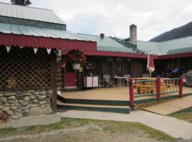 Kalnu kotedža Summit River Lodge & Campsites pilsētā Veilmaunta