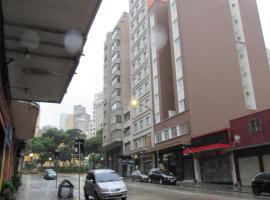 Hotel Salomão - Próximo a 25 de Março, Bom Retiro, Brás e Rua Santa Efigênia, a 2 minutos do Mirante Sampa Sky e pista de Skate Anhangabaú, hotel in Sao Paulo Centre, Sao Paulo