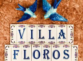Floros Apartments, готель біля визначного місця Пляж Айос Стефанос, у місті Айос-Стефанос