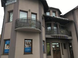 HOTEL BOBROvski, hotelli kohteessa Jasinia