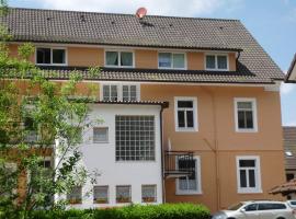 Finken, Gästezimmer an der Rench, hotel v destinaci Oppenau