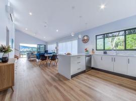 Hillside Haven - Airlie Beach, villa in Airlie Beach