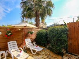 Aggeliki's Hideaway Studio, hotel with parking in Lefkada Town