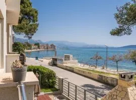 Beachfront Apartments Gabine