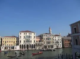 LOFT OVERLOOKING THE GRAND CANAL