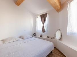 Alpinias Bed and Breakfast, отель в Марселе