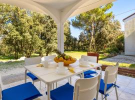 Apartment in pinewood near the sea, hotel di Nerezine