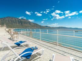 Seafront Penthouse LEO, hotel i Kalamata