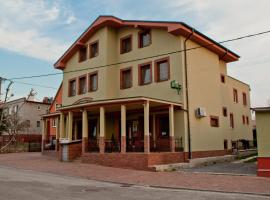 Penzion Kozak B&B, hotel cerca de Železničná Stanica Chalmová, Sebedražie