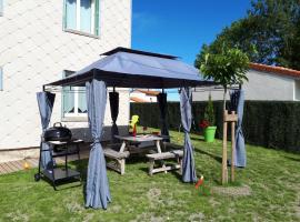 Holiday Home Maison Les Oies by Interhome, hotell med parkering i Blot-lʼÉglise