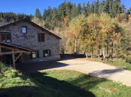 Gîte Les Murmures du Lignon, hotel z bazenom v mestu Tence