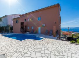 Apartments Tomica - open pool, hotel v Novem Vinodolskem