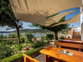 Apartments Marija - good location, hotel in Supetarska Draga