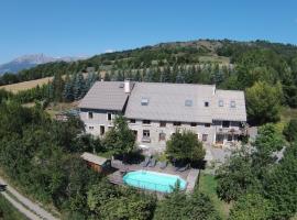 Chambre d'Hôtes La Grange des Ecrins, bed and breakfast en Chabottes