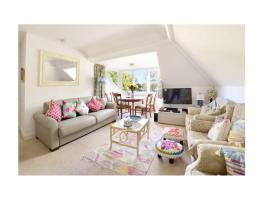 Rainbow 4BR Apartment & Spa sleeps up to 12, pet-friendly hotel in Bournemouth