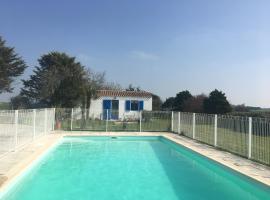 Studio avec piscine, hotelli kohteessa Beauvoir-sur-Mer