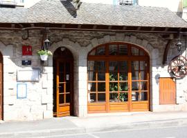 Hotel Restaurant des Deux Vallées: Entraygues-sur-Truyère şehrinde bir otel