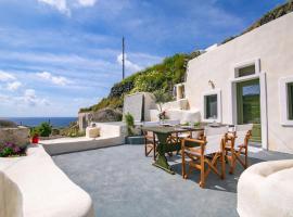 Agrilia secluded cave house, villa in Thirasia