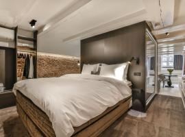 Luxury Canal Suite De Heren, hotel near The Nine Streets Amsterdam, Amsterdam