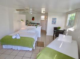 The Sunset Cove & Rainbow Room, Hotel in James Cistern