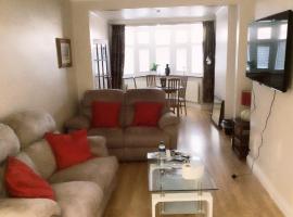 Bexleyheath Town Centre Four bedrooms, Five Beds House, holiday home in Bexleyheath
